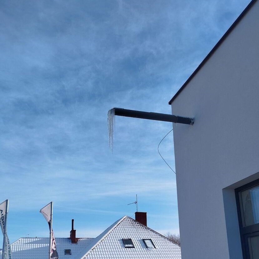 zatkany przepust attykowy - jak dbać o dach płaski w zimę